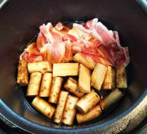 電気圧力鍋で作る ごぼうと豚肉のやわらか煮のレシピ 今日は何色